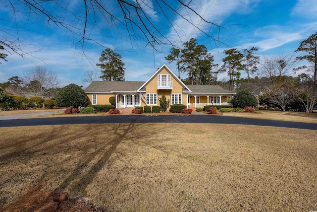 view of front of home featuring a front lawn