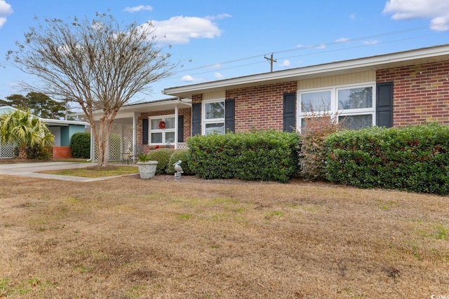 ranch-style home featuring a front yard