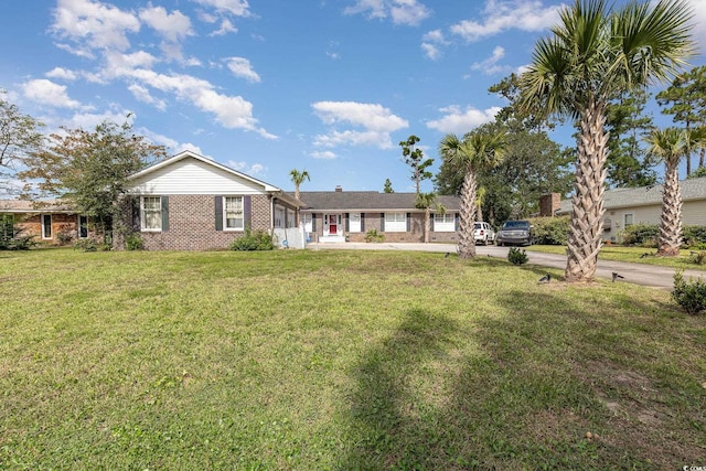 ranch-style house featuring a front yard