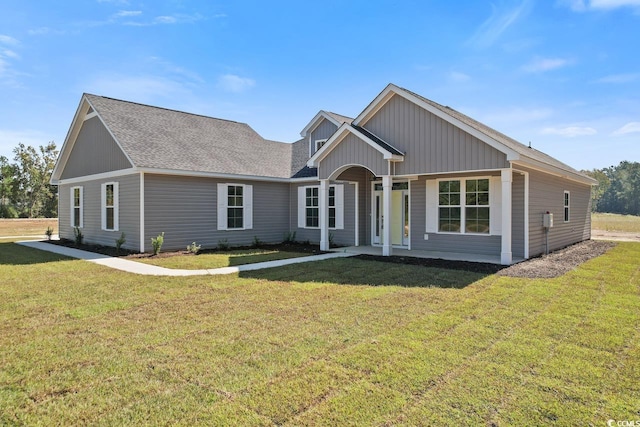 view of front of property featuring a front lawn