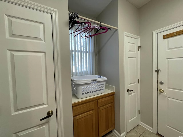 laundry room featuring light tile patterned floors