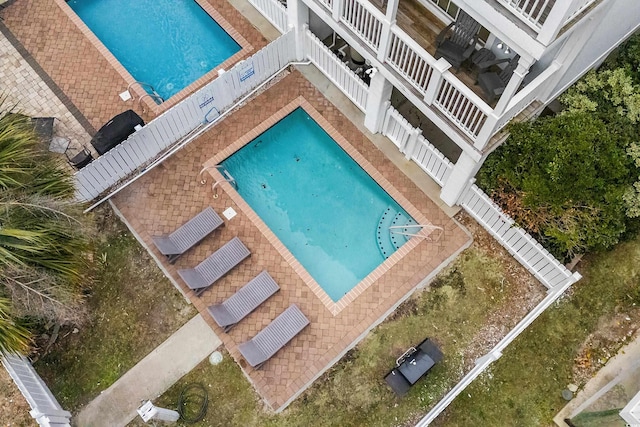 view of swimming pool