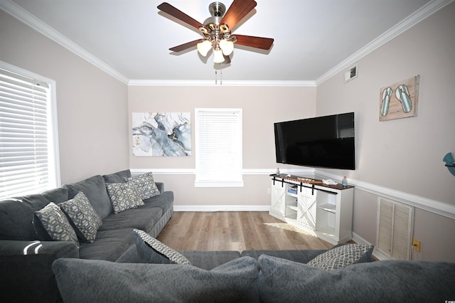 living room featuring crown molding, ceiling fan, and light hardwood / wood-style flooring