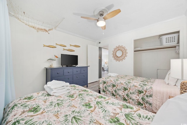 bedroom featuring hardwood / wood-style floors, ornamental molding, a closet, and ceiling fan