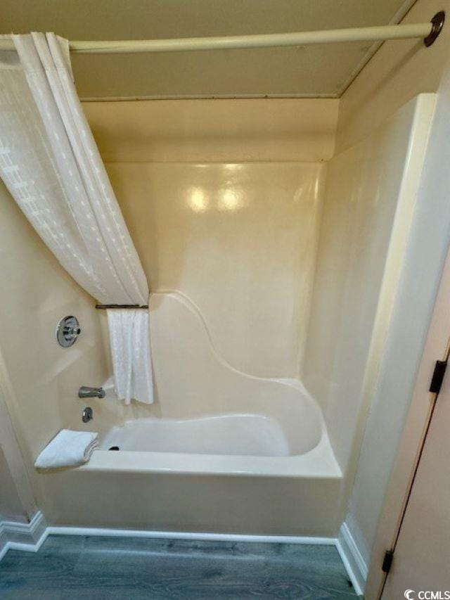 bathroom featuring shower / tub combo