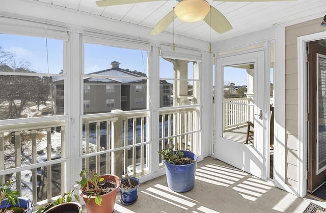 sunroom with ceiling fan