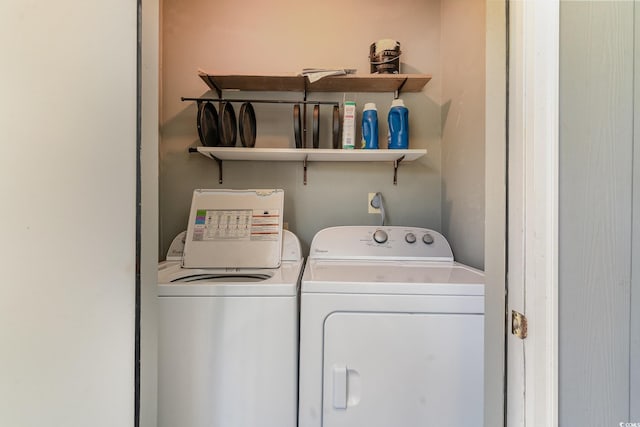 washroom featuring washing machine and clothes dryer