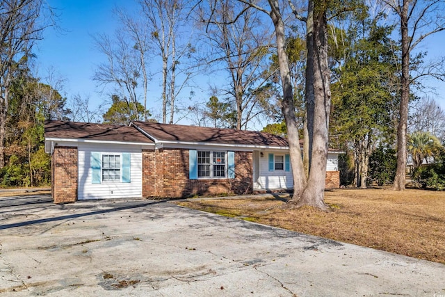 ranch-style house featuring a front lawn