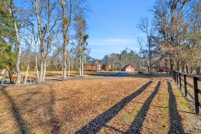 view of yard featuring a rural view