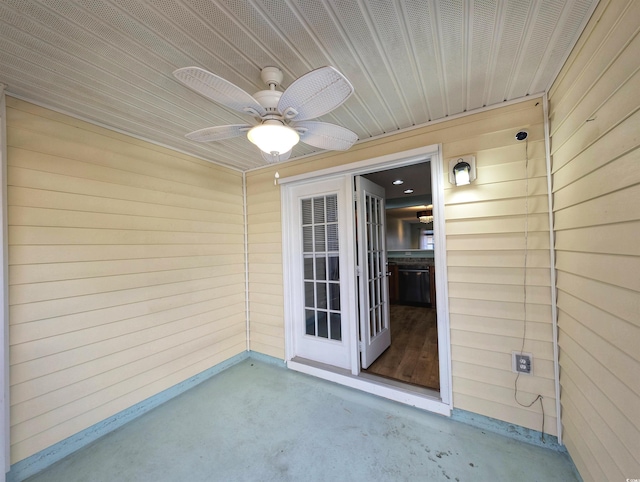 entrance to property with ceiling fan