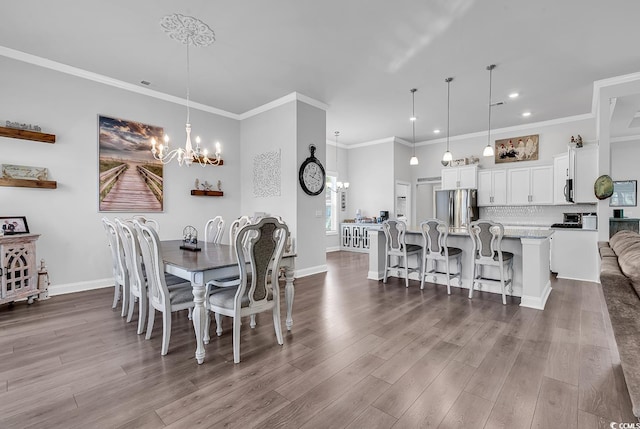 dining area with crown molding, a notable chandelier, recessed lighting, dark wood-type flooring, and baseboards