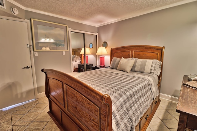 bedroom featuring a textured ceiling, light tile patterned floors, visible vents, baseboards, and a closet