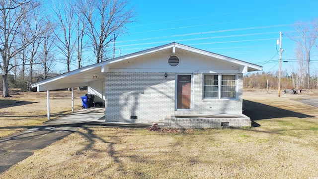 view of front of property featuring a carport and a front lawn