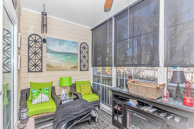 sunroom with ceiling fan