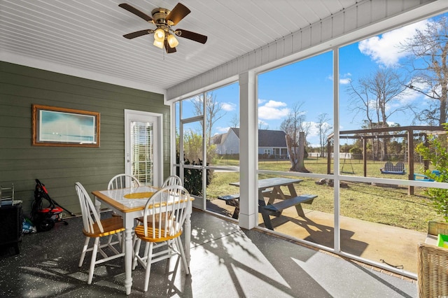 sunroom with ceiling fan