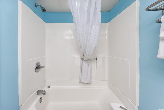 bathroom featuring shower / bath combo