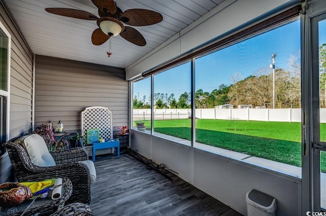 sunroom with ceiling fan