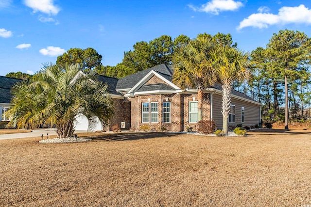 view of front of house featuring a front lawn