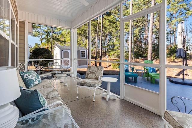 sunroom featuring ceiling fan