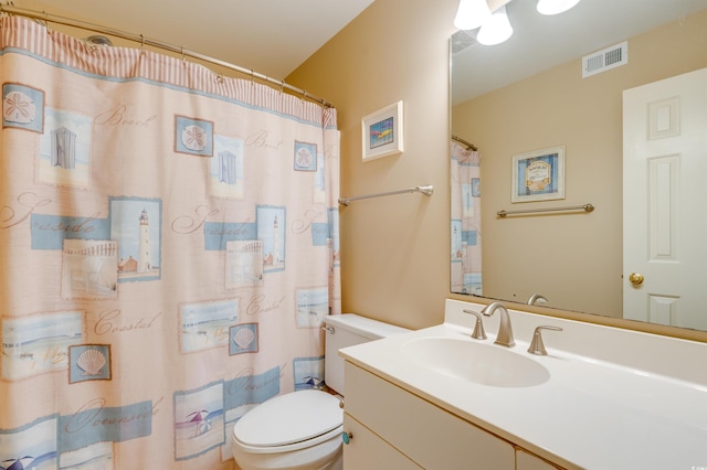 full bath with toilet, vanity, and curtained shower
