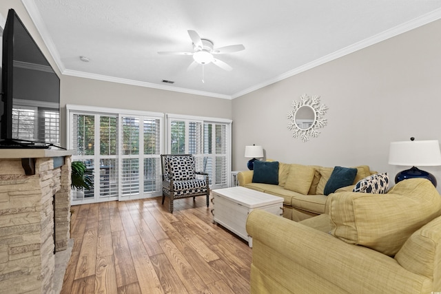 living room with light hardwood / wood-style flooring, ornamental molding, and ceiling fan