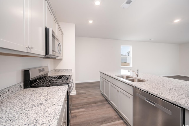 kitchen featuring visible vents, appliances with stainless steel finishes, dark wood finished floors, a sink, and recessed lighting