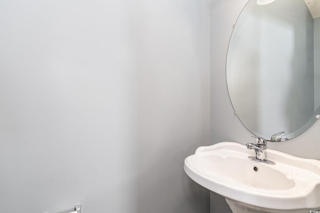 bathroom featuring sink