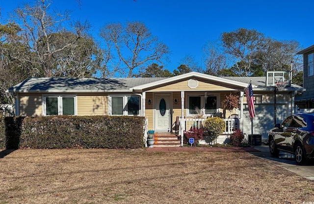 view of front of home featuring a front lawn and covered porch