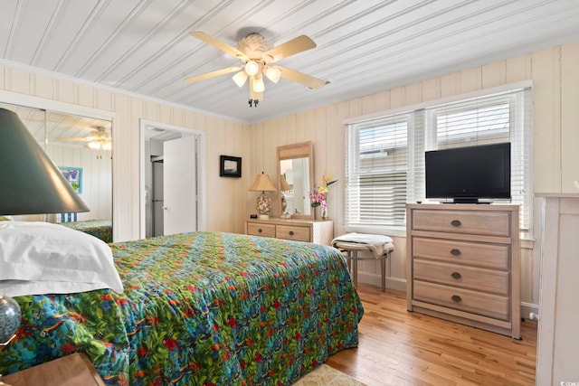 bedroom with crown molding, light hardwood / wood-style floors, and ceiling fan