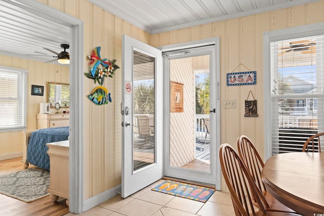 entryway featuring crown molding and ceiling fan