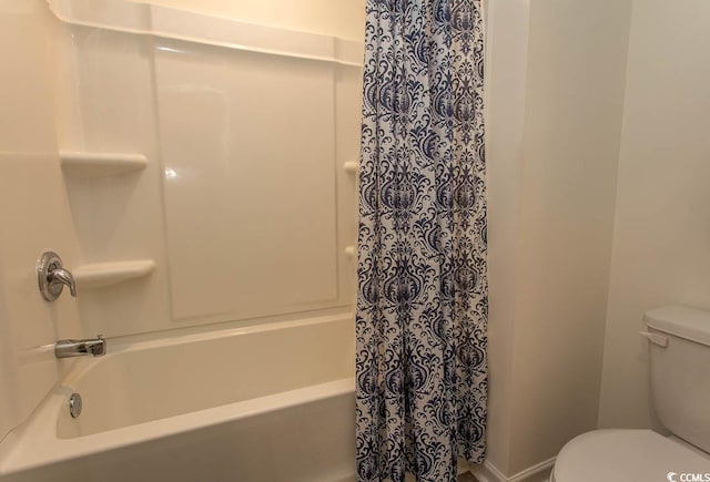 bathroom with shower / tub combo with curtain and toilet