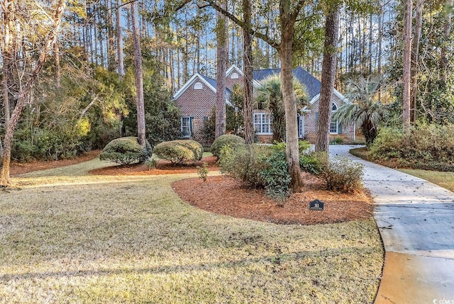 view of front of house featuring a front lawn