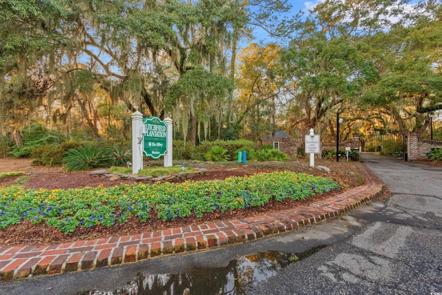 view of community / neighborhood sign