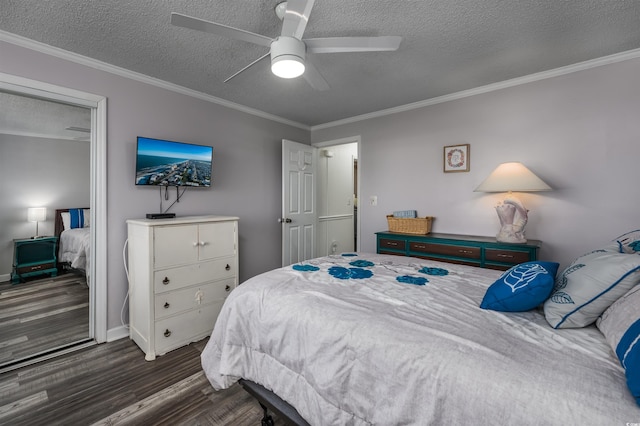 bedroom featuring crown molding, dark hardwood / wood-style floors, ceiling fan, and a textured ceiling