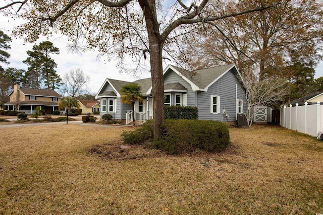 view of front facade featuring central AC and a front lawn