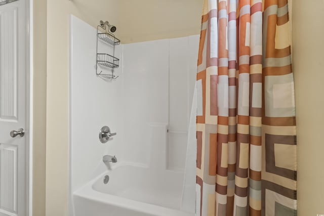 bathroom featuring shower / tub combo