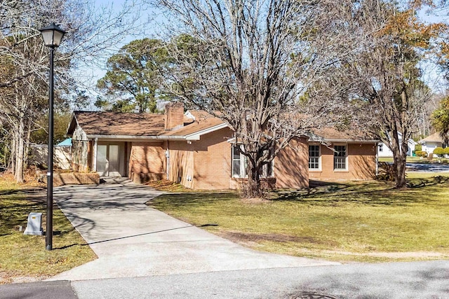 ranch-style home featuring a front lawn