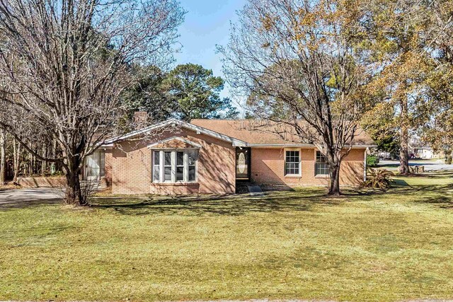 view of front of property featuring a front yard