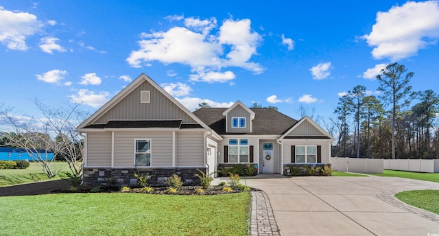 craftsman inspired home featuring a front lawn