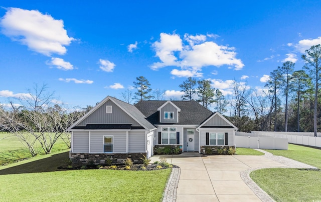 craftsman-style home featuring a front yard