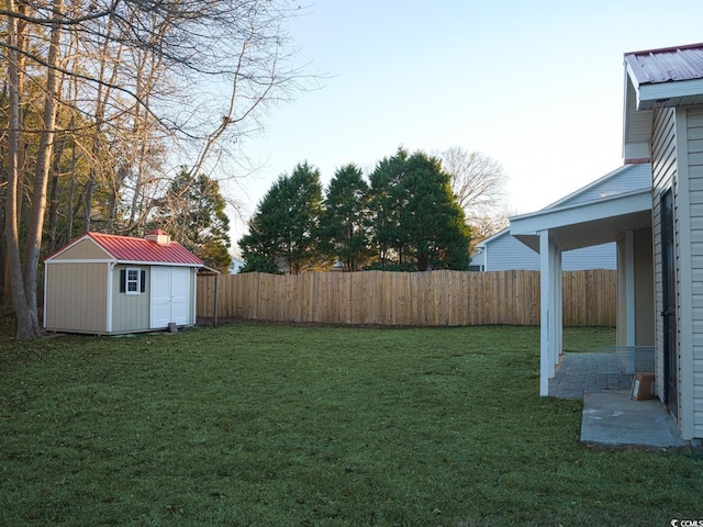 view of yard featuring a storage shed