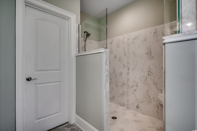 bathroom featuring tiled shower