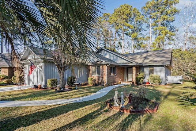 ranch-style house featuring a front yard