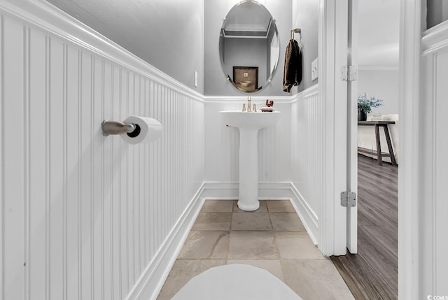 bathroom featuring ornamental molding