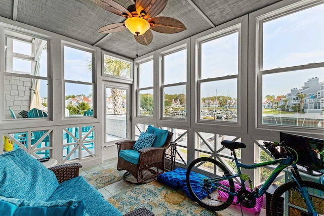 sunroom with ceiling fan