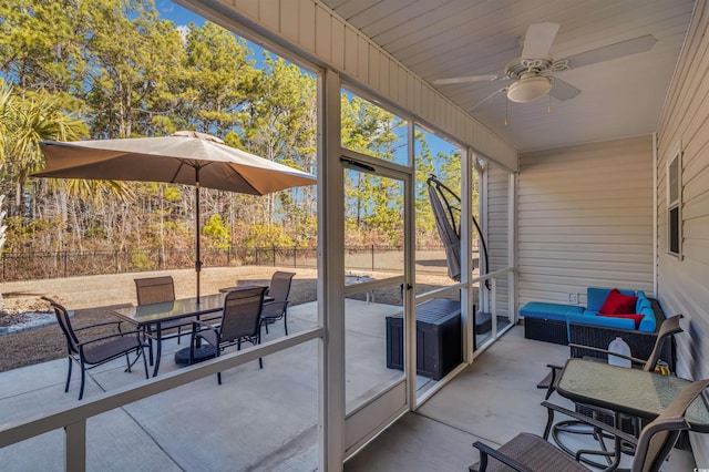 sunroom / solarium with ceiling fan