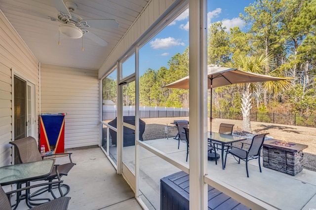 sunroom / solarium with ceiling fan