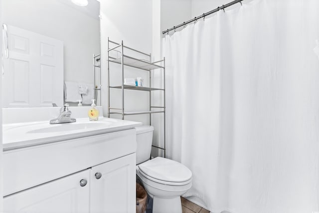 full bathroom featuring toilet, curtained shower, and vanity