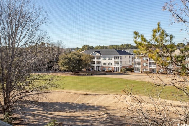 view of front of property featuring a front yard