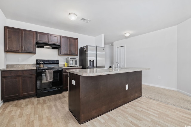 kitchen featuring sink, black range with electric cooktop, stainless steel refrigerator with ice dispenser, a center island with sink, and light wood-type flooring